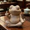Meditatieve Kikkerbeeldje 3D Geprint Grappige Zen Yoga Kikker Tuinbeeld met Middelvinger voor Bureau Planken Huis Kantoor Terras Decoratie