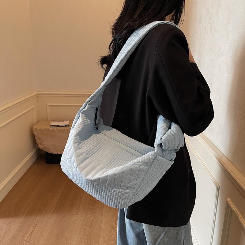 Shoulder bag women's 2025 summer new niche design wide shoulder strap cloud bag lazy wind messenger tote bag