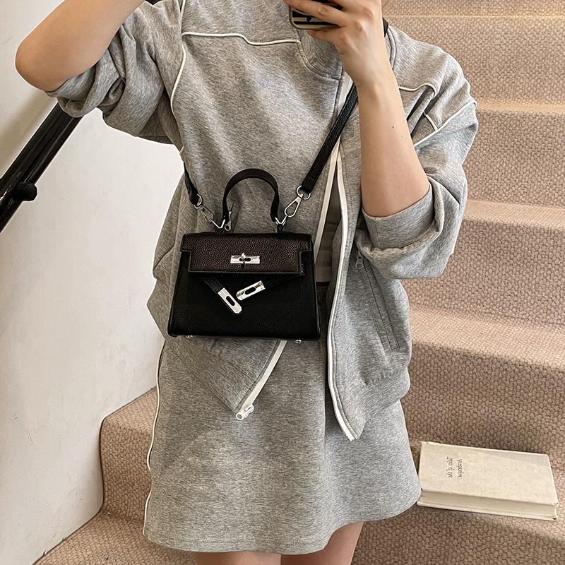 Hand Carry Fashionable Small Square Bag Women's 2025 Spring New Simple Casual Shoulder Bag High-end Trendy Messenger Bag