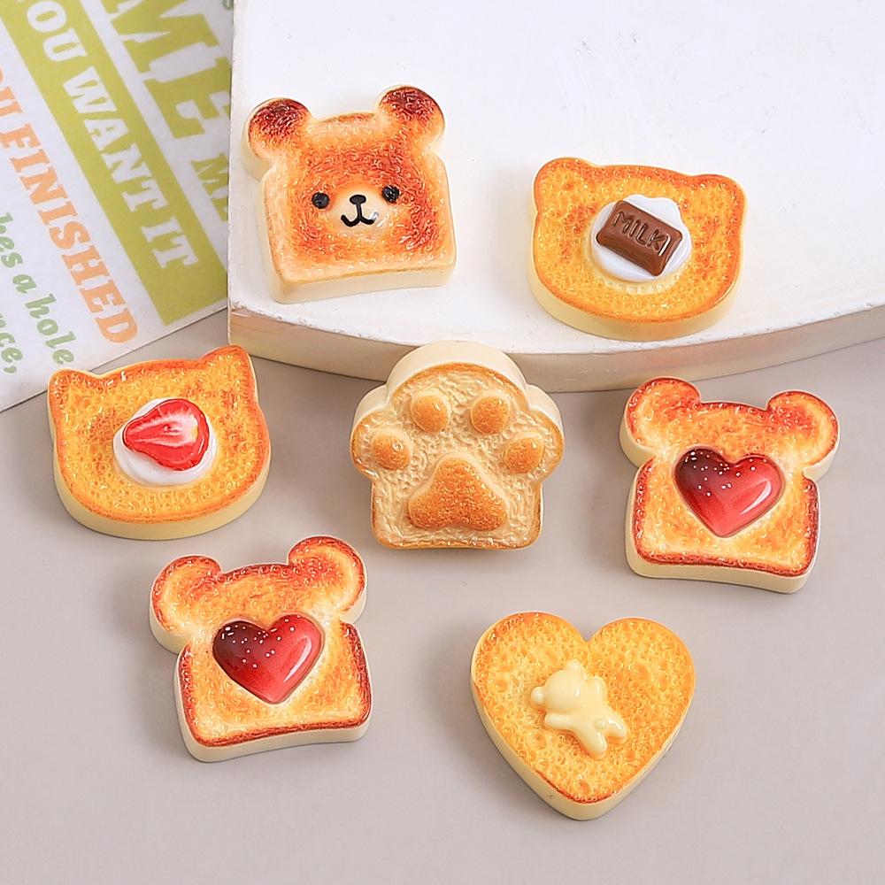 6 Stück gemischte Cartoon-Bären-Schokoladen-Toast-Harz-Anhänger Liebe Erdbeermarmelade Erdbeerbär-Pfote Schokolade Flachrückseite DIY-Basteln