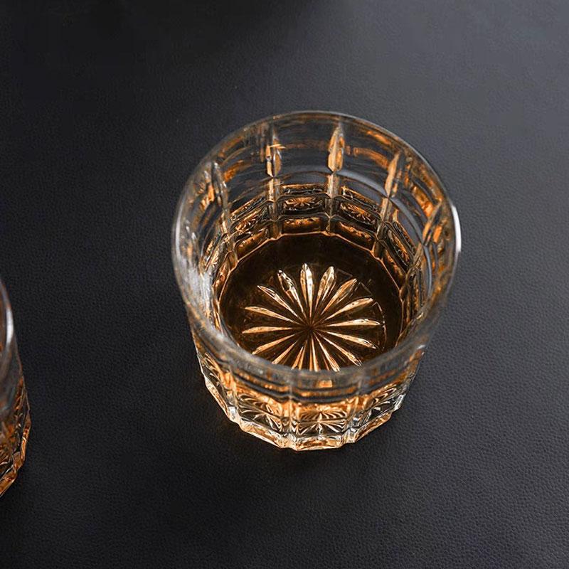Verre à whisky à carreaux en relief de 360 ml avec un style de prise en main extrêmement élégant est un excellent compagnon pour la dégustation de vin de papa