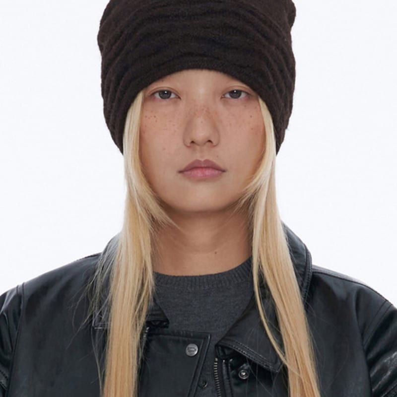 

WELLBEING EXPRESS Шапка-бини оверсайз с волнистым узором коричневая OS