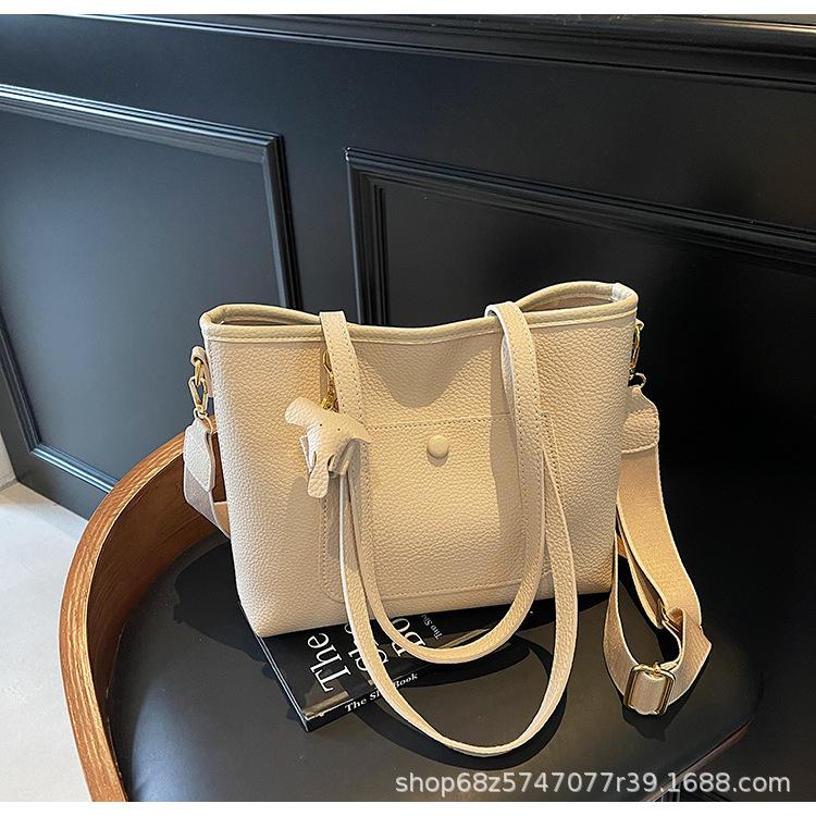 

Commuter versatile large-capacity portable underarm bag women s new retro fashion tote bag shoulder messenger bag