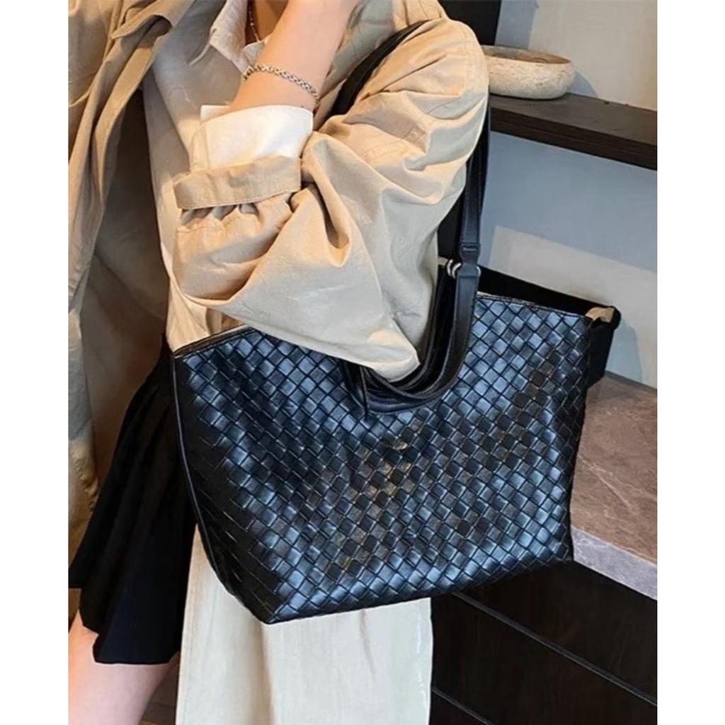 Niche Design Commuter Texture Versatile Retro Woven Tote Bag Large Capacity Premium Portable Shoulder Armpit Bag