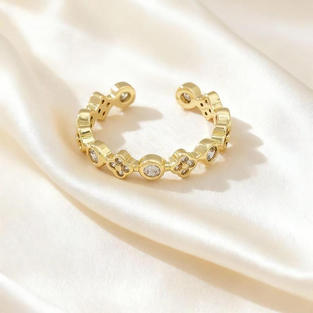 Hollow Rhombus Two-Tone Diamond-Studded Four-Leaf Clover Zirconia Ring for Women