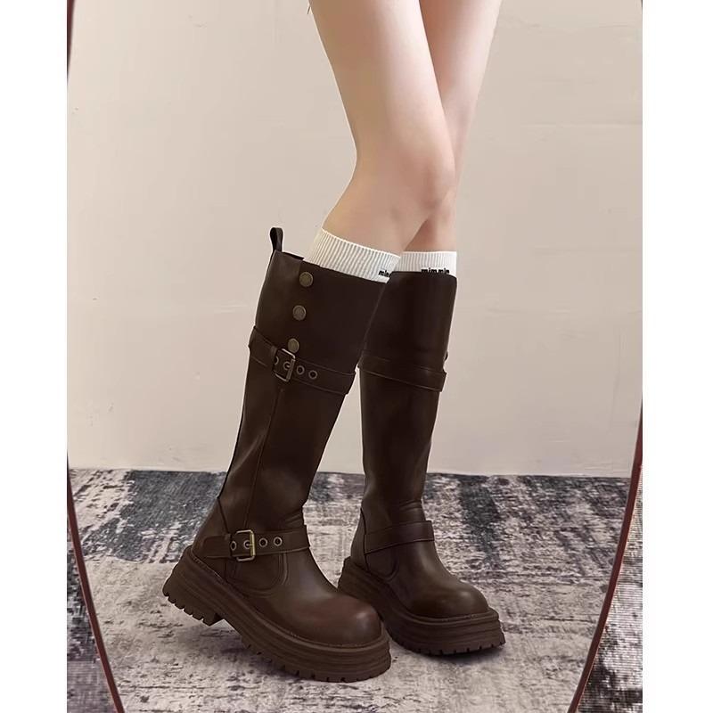 Novas botas de cavaleiro de lapela de outono e inverno, versáteis de sola grossa, aumentam a altura e a magreza, mas botas de cano alto para mulheres