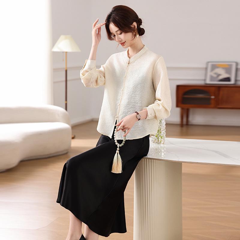 

Elegant Retro Chinese Stand Collar Two-Piece Set: Long-Sleeved Top with Suspender Skirt, Perfect for Stylish Middle-Aged and Elderly Women. 4XL (125-135 jin) брудно-білий