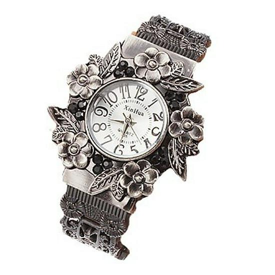 Retro Carved Women's Quartz Bangle Watch
