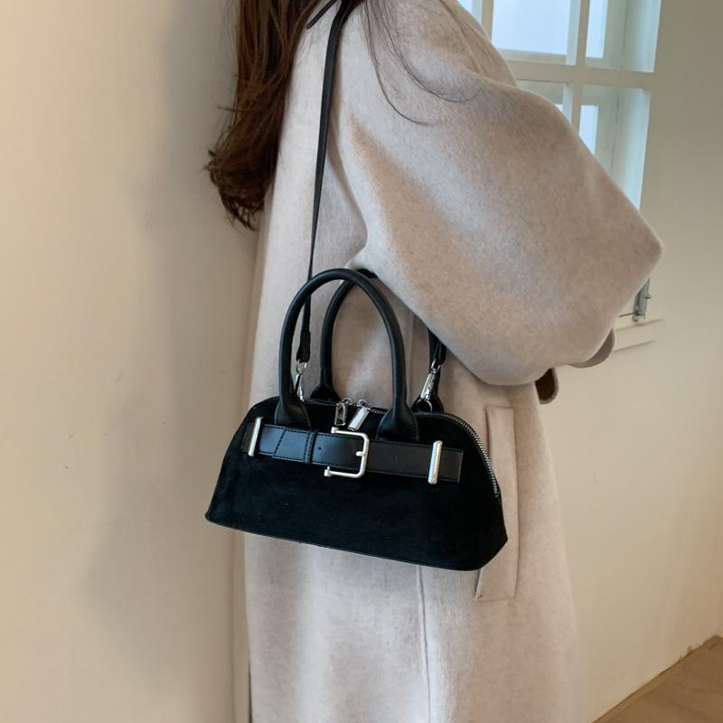 

Корейская нишевая портативная сумка для боулинга женская 2025 осень и зима новая модная сумка-ракушка универсальная на плечо сумка-мессенджер чёрный