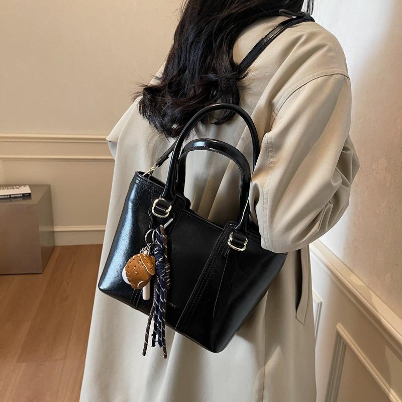 Premium Retro Handbag Women's New Niche Fashion Shoulder Messenger Bag Casual Commuter Bag