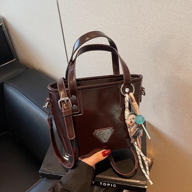 

Женская сумка кроссбоди 2025: Трендовая корейская сумка с квадратным плечом, модный дизайн маленькой корзинки