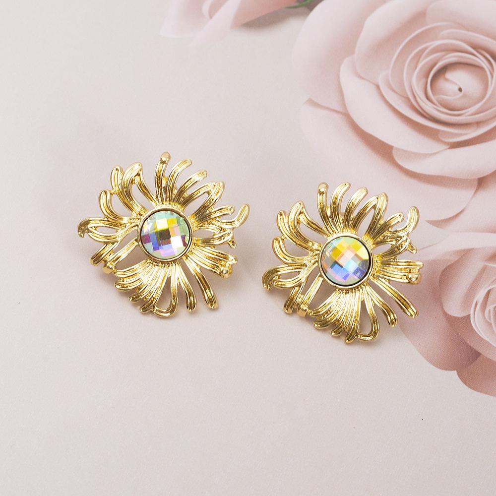 

Women s Retro Sunflower Zinc Alloy Stud Earrings золотой
