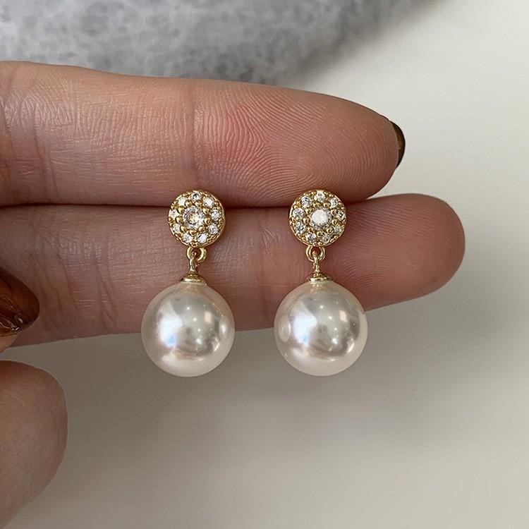 Elegant Pearl Stud Earrings for Women - Fashionable & Trendy Artistic Accessories