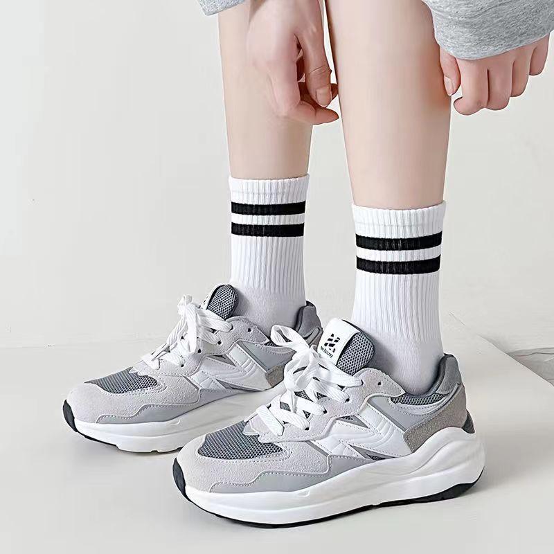 

Трендовые нескользящие дышащие полосатые носки 2024 года для женщин и мужчин - до середины икры, влагоотводящие, удобные для весны и осени белый