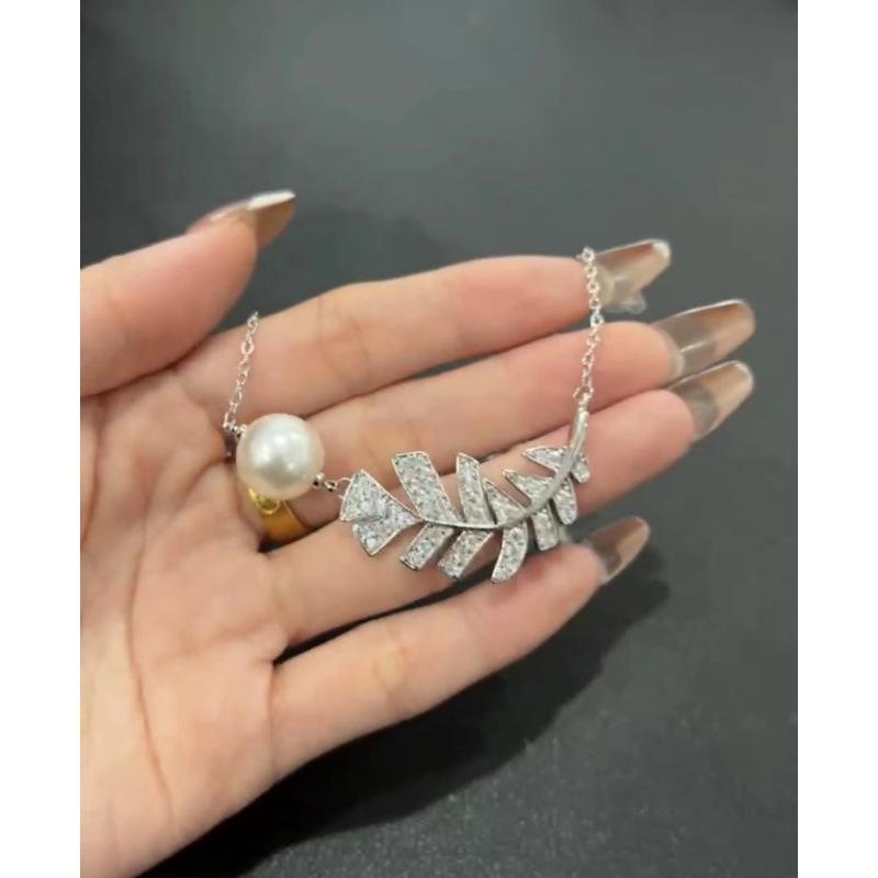 Elegant Women s French Feather Pearl Necklace with Rhinestone Design