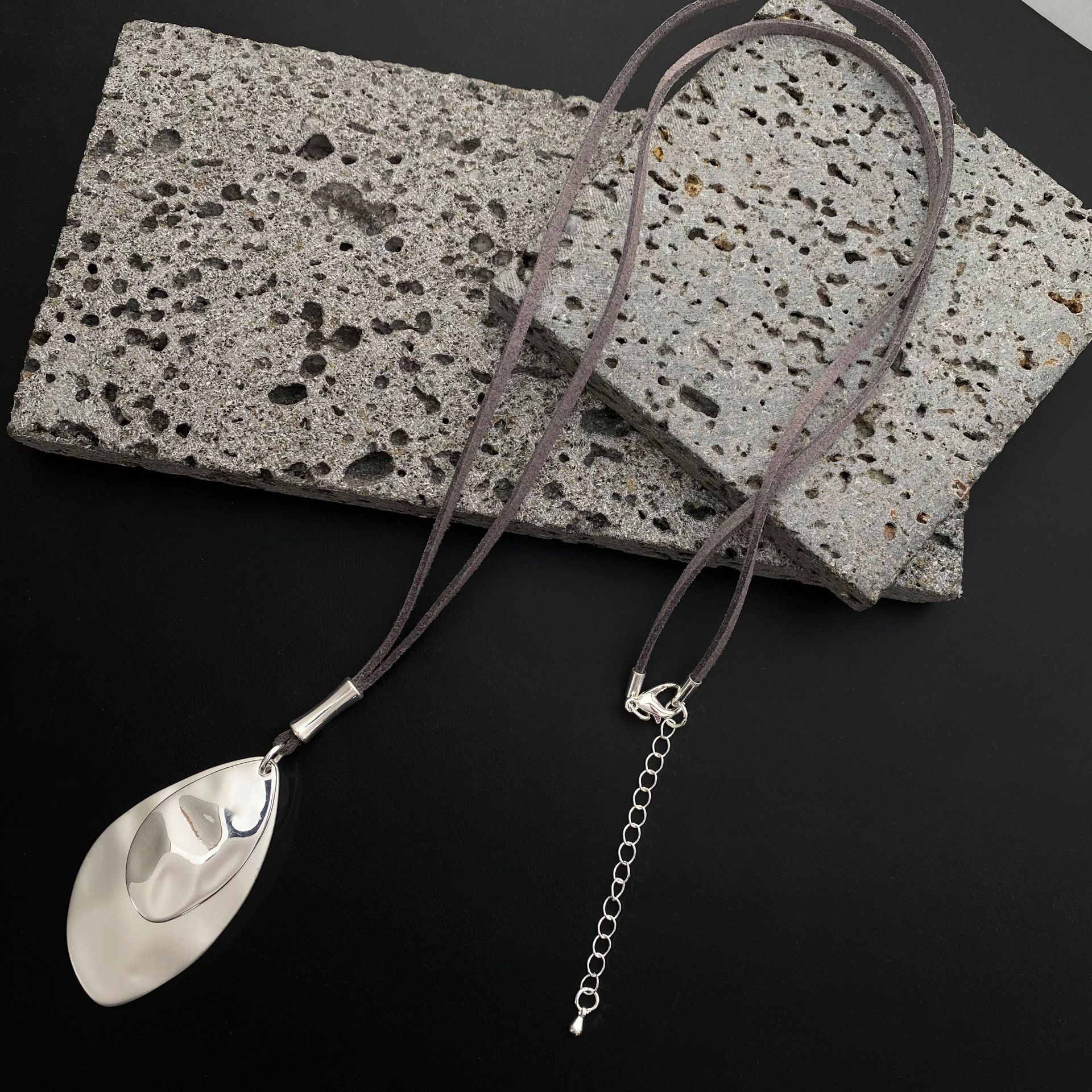 

Кулон из сплава в виде неправильного листа, простое ретро женское длинное ожерелье высокого класса на кожаном шнурке