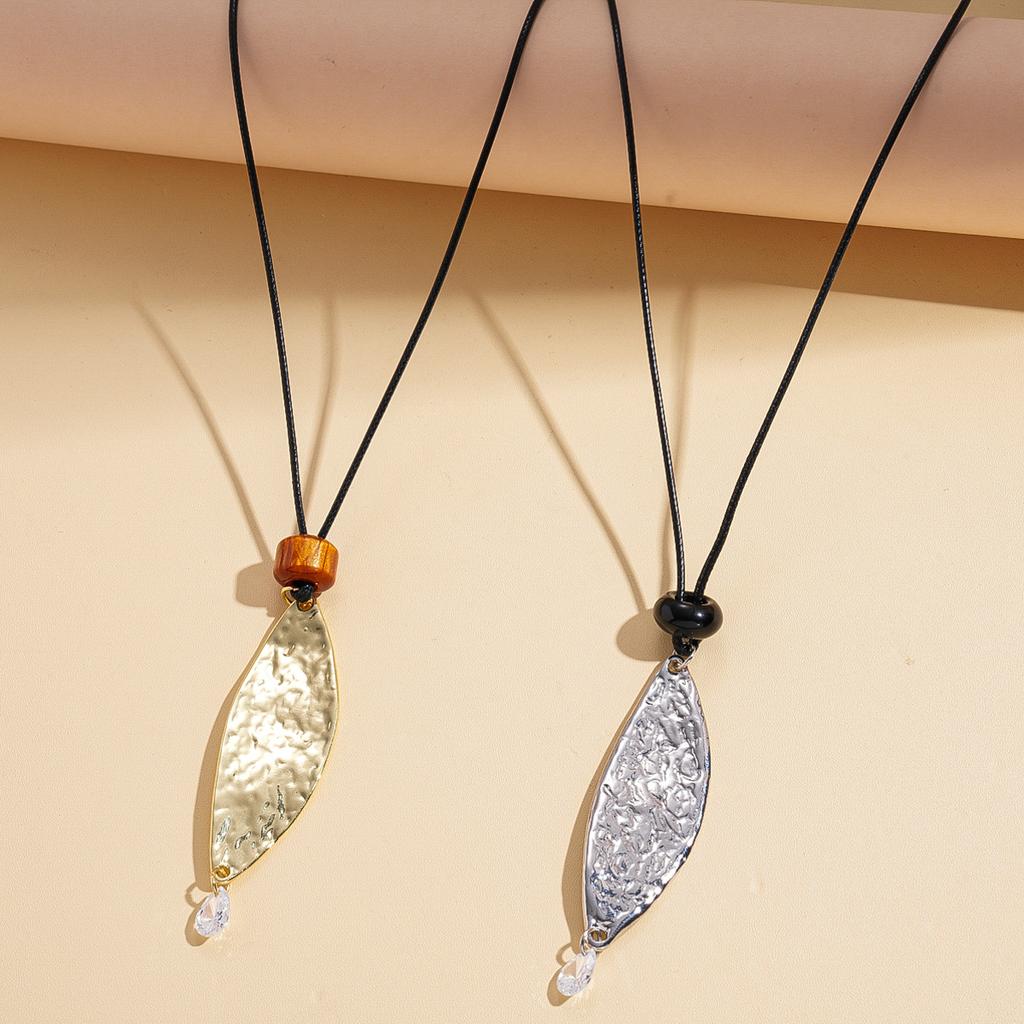 Pendentif réglable en forme de feuille de cuir, chaîne de pull, style vacances, personnalité, niche, collier