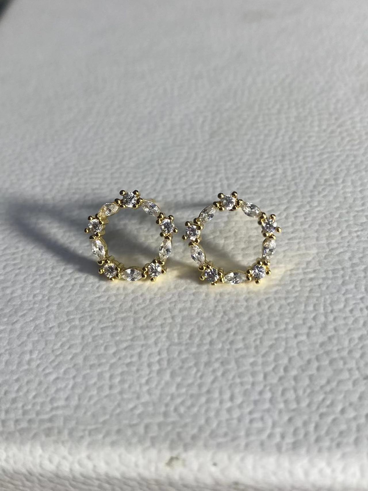 Light luxury high-end stud earrings women s earrings new trendy earrings niche design sense золотой