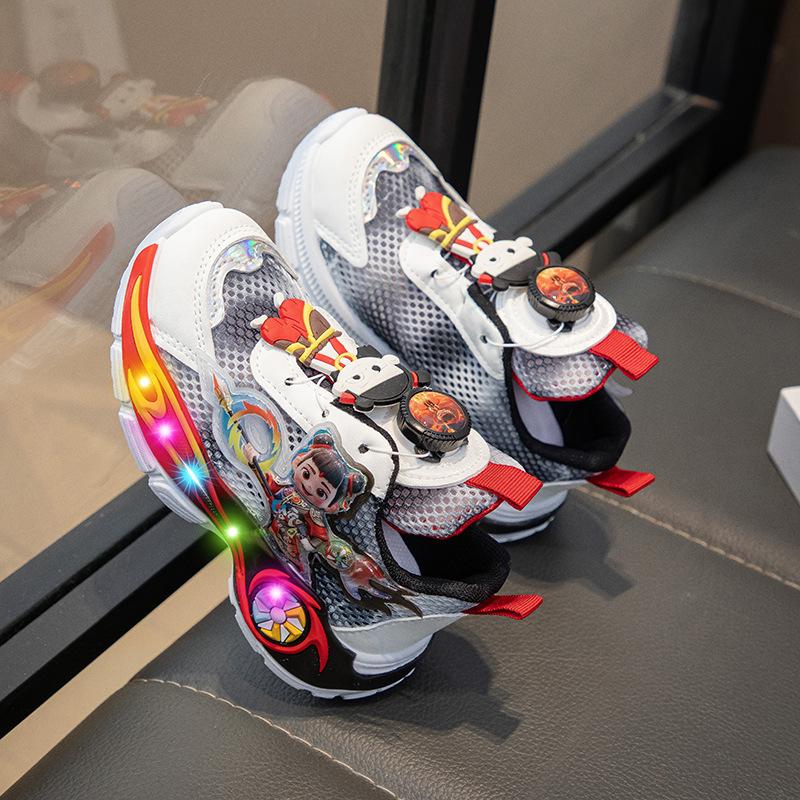 Cute luminous children's sports shoes 2025 spring new boys and girls medium and large children's sports and leisure mesh