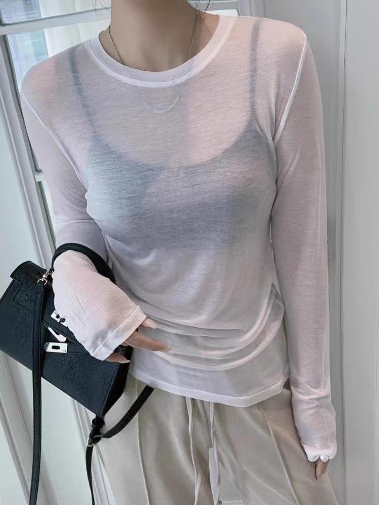 Dámské tričko s dlouhým rukávem, přiléhavé, s poloprůsvitným materiálem a kulatým výstřihem.