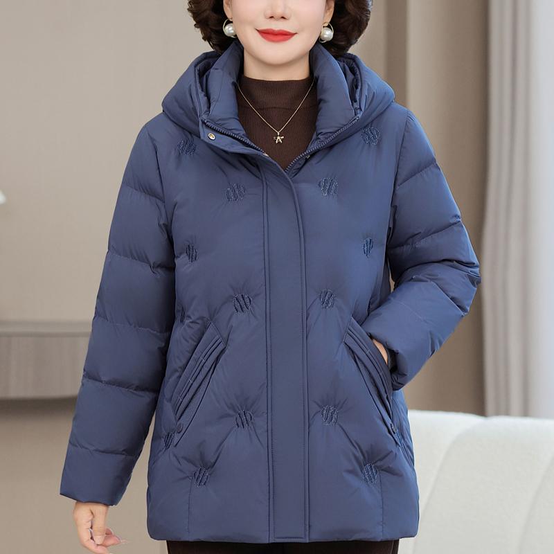 Nadměrná velikost XL-6XL Dámská krátká prošívaná bunda středního věku Zimní svrchní oděv s kapucí Elegantní výšivka Hřejivé péřové kabáty