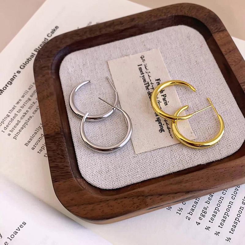 Elegant C-shaped Hoop Earrings: Sophisticated, Lightweight & Fashionable for Women