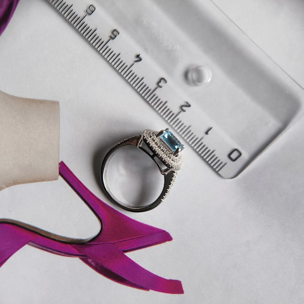 Серебряное кольцо с натуральным топазом 3.289ct, фианитами, вес изделия 4,76 гр (2207207)