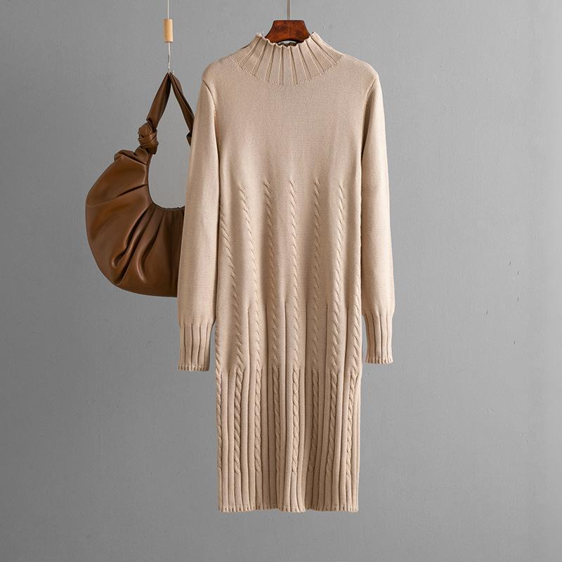 Gruba dzianinowa sukienka do kolan dla kobiet na jesień i zimę, zestawiona z płaszczem i spódnicą bazową pod spodem.