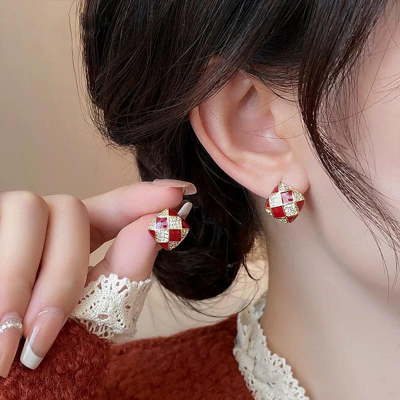 

French checkerboard light luxury stud earrings women s red checkerboard mosquito coil plate earrings painless ear clips no holes advanced sense