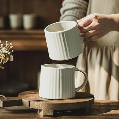 Jednobarevný hrnek s vertikálním vzorem Velkokapacitní keramický hrnek Domácí snídaňový hrnek Retro hrnek na vodu Šálek na čaj Šálek na kávu