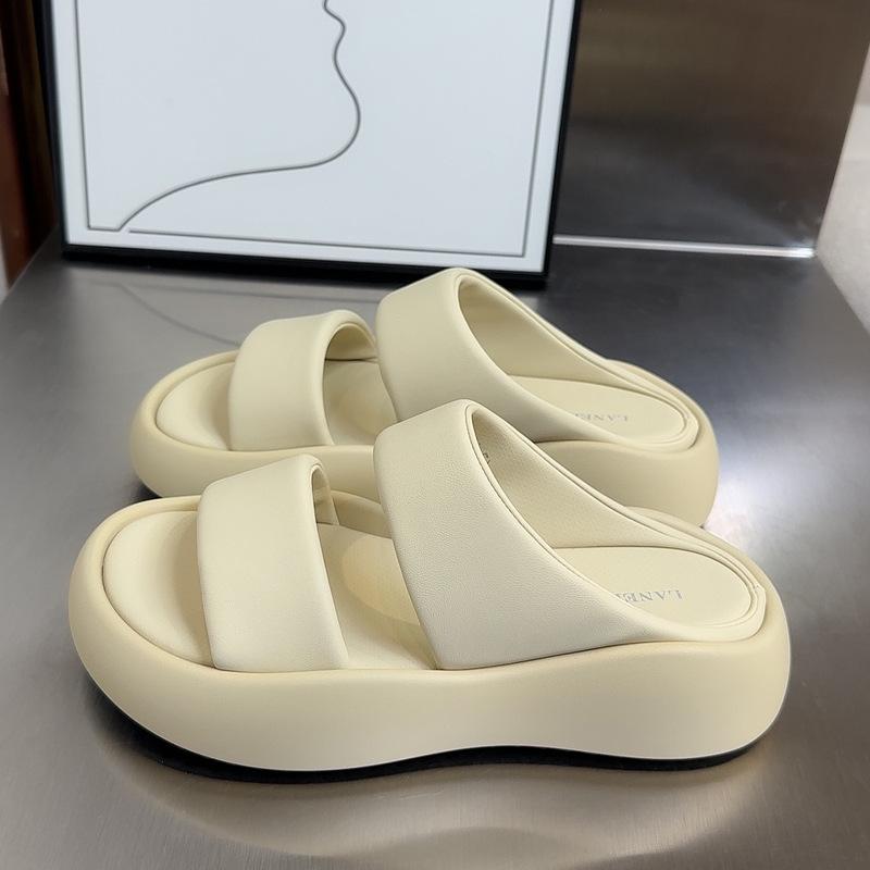 

Женские шлепанцы из мягкой кожи на толстой подошве для уличной носки лето 2025 новая мода высокого класса универсальные шлепанцы на одном ремешке женские повседневные сандалии 35