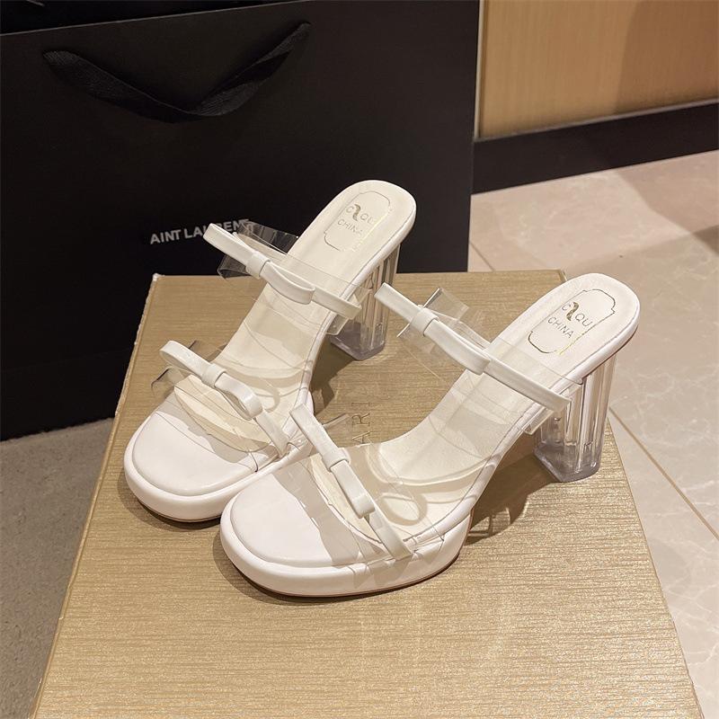 

Серебристые шлепанцы на толстом каблуке, крутые шлепанцы на одно слово, лето 2025, новые, в стиле феи, с открытым носком, на хрустальном среднем каблуке, римские шлепанцы 42