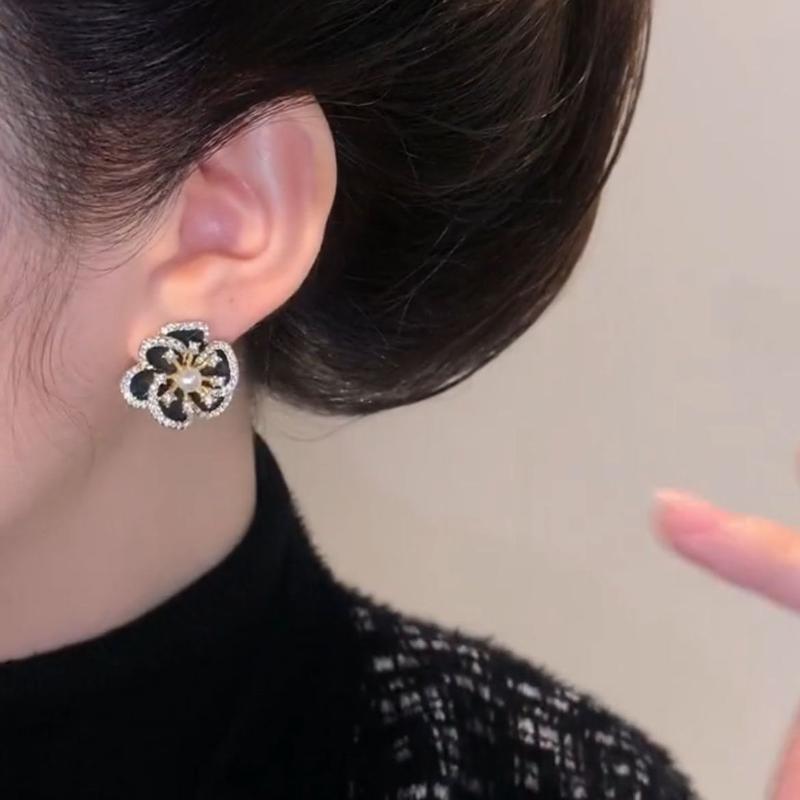 Μαύρα Περλέ Σκουλαρίκια Λουλούδι Είναι Κομψά Και Διακριτικά Για Γυναίκες. Μαύρα Σκουλαρίκια Είναι Γυναικεία Αξεσουάρ