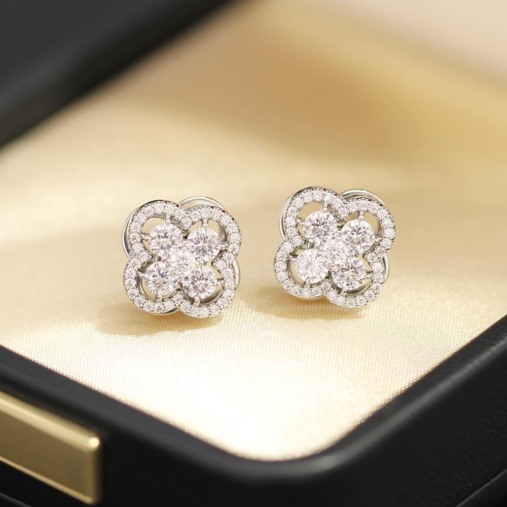 Light luxury and high-end rotatable four-leaf clover stud earrings S925 silver needle slightly inlaid with zirconium earrings Fashionable foreign styl