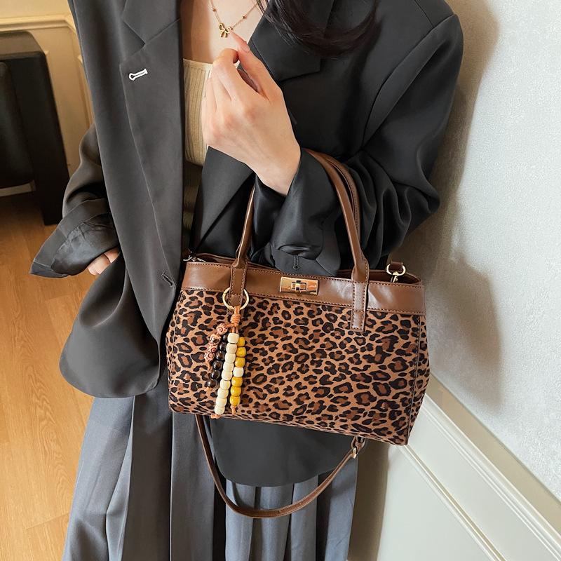 Leopard print bag women's large-capacity 2025 new autumn and winter niche design messenger bag popular ins portable commuter bag