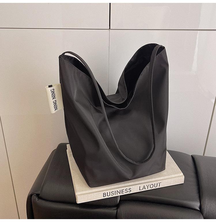 

Сумка-тоут женская сумка большой вместимости 2025 весна и лето новая универсальная сумка на плечо с высоким чувством класса сумка для поездок на работу сумка-мессенджер чёрный