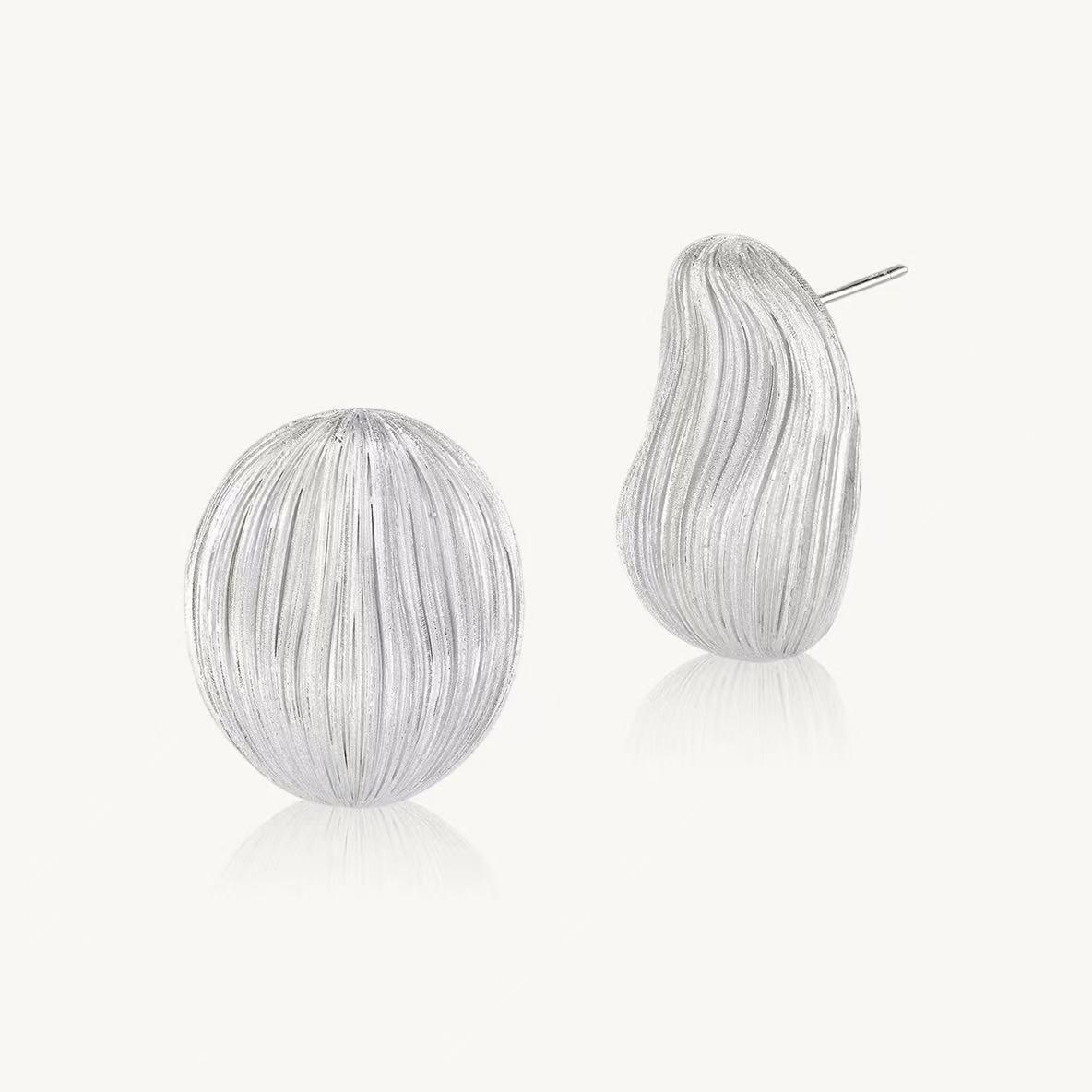 Exquisite Brushed Metal Pendant Necklace: Stylish, Simple, and Luxurious Sweater Chain