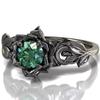 Bague bicolore noire et dorée avec zircon triangulaire vert olive