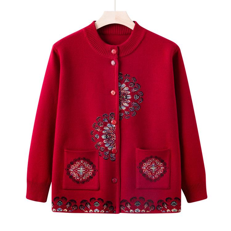 Sweaters In Autumn, Cardigan Sweaters for Middle-aged and Elderly People, and Mother Wears Autumn Round Neck Shirts In Early Autumn.