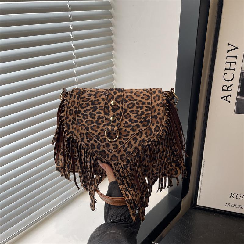 

Нишевая ретро-сумка-бахрома для通勤, женская новая матовая кожаная сумка через плечо с пряжкой, сумка-мессенджер для通勤, тренд