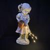 Energieeffiziente Solarbetriebene Harz-Gartenstatue mit LED-Licht, zeigend ein künstlerisches Mädchen mit Kanne, für den Außenbereich