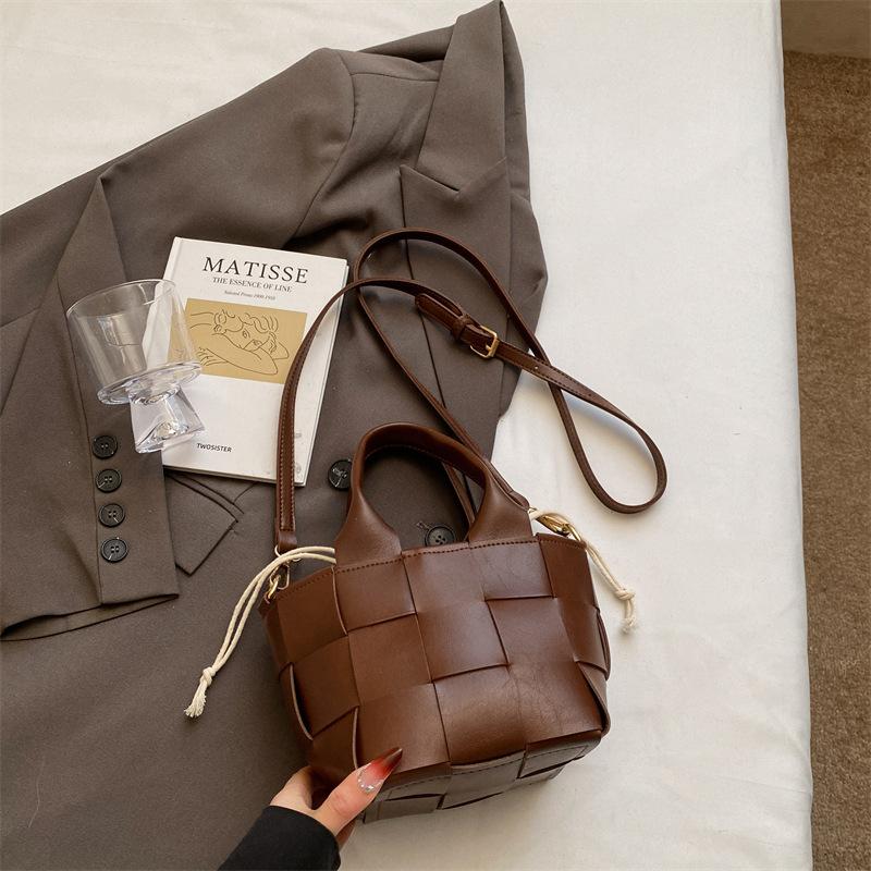 High-end Niche Woven Bag Women's New Versatile Messenger Bag Simple Portable Bucket Bag