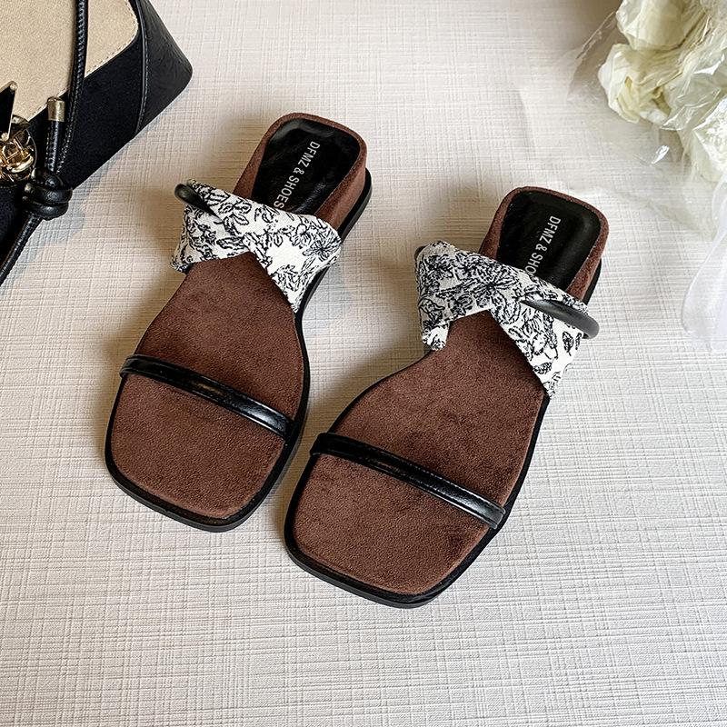 In the summer of 2025, the new Korean-style outer wear thick-soled one-word drag women's versatile soft-soled flat bottom with skirt cool slippers wom