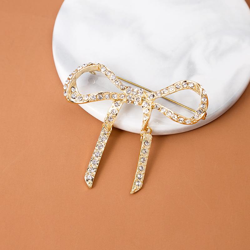 Personalisierte mit Diamanten besetzte Metallbrosche Kragenstift Kollektion, High-End Anti-Licht Blume Schmetterling Krone Brosche