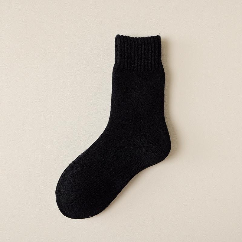 Japanese Style Solid Color Women's Cashmere Mid-Calf Socks - Fleece-Lined, Thickened for Warmth, Perfect for Autumn/Winter.