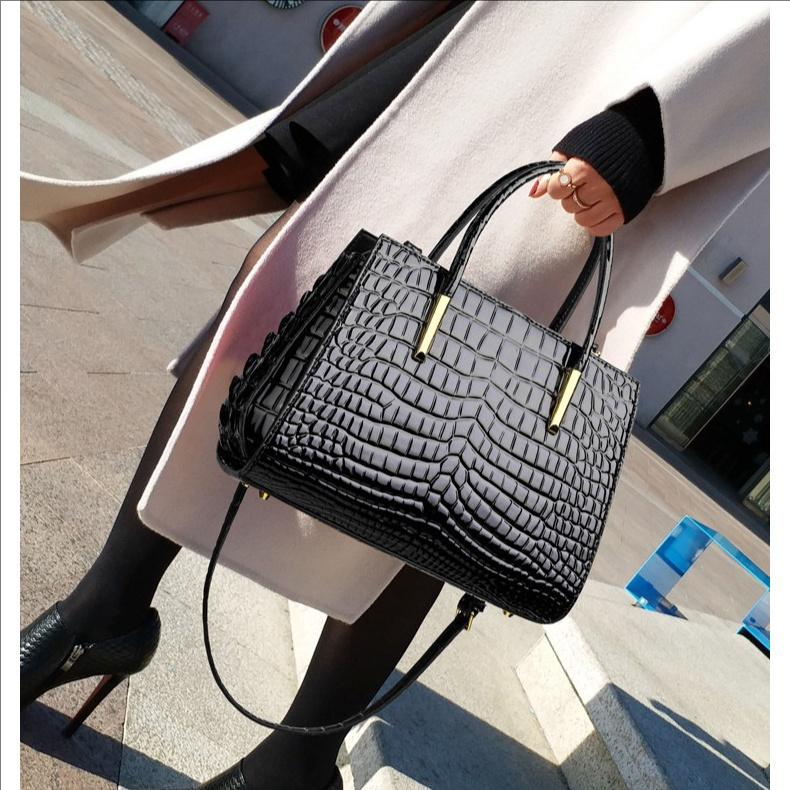 Stylish Black Croco-Embossed Cowhide Tote Bag – Elegant & Functional for Travel