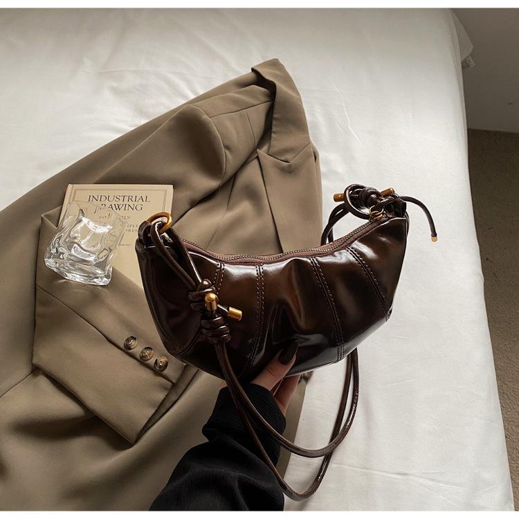 Retro niche horn dumpling bag 2025 new trendy Korean version niche mobile phone bag fashionable shoulder messenger women's bag