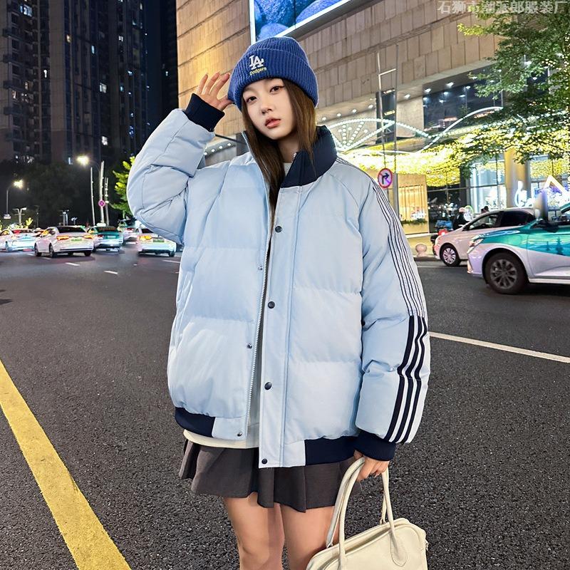 Herbst- und Winter-Neuheiten für Paare Stehkragen Herren- und Damen-Wintermäntel sind warm und beliebt. Drei Kapuzen-Baumwollkleider mit Verdickung sind im Trend.