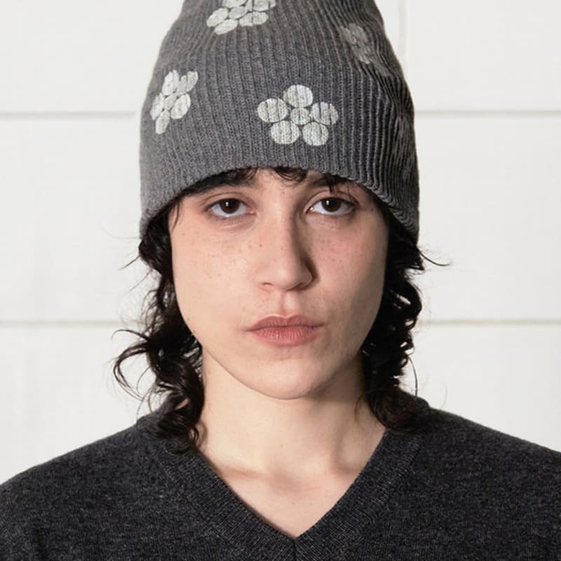 

ШАПКА БИНИ ИЗ НЕОБРАБОТАННОЙ ПРЯЖИ С ЦВЕТОЧНЫМ УЗОРОМ / СЕРАЯ FREE