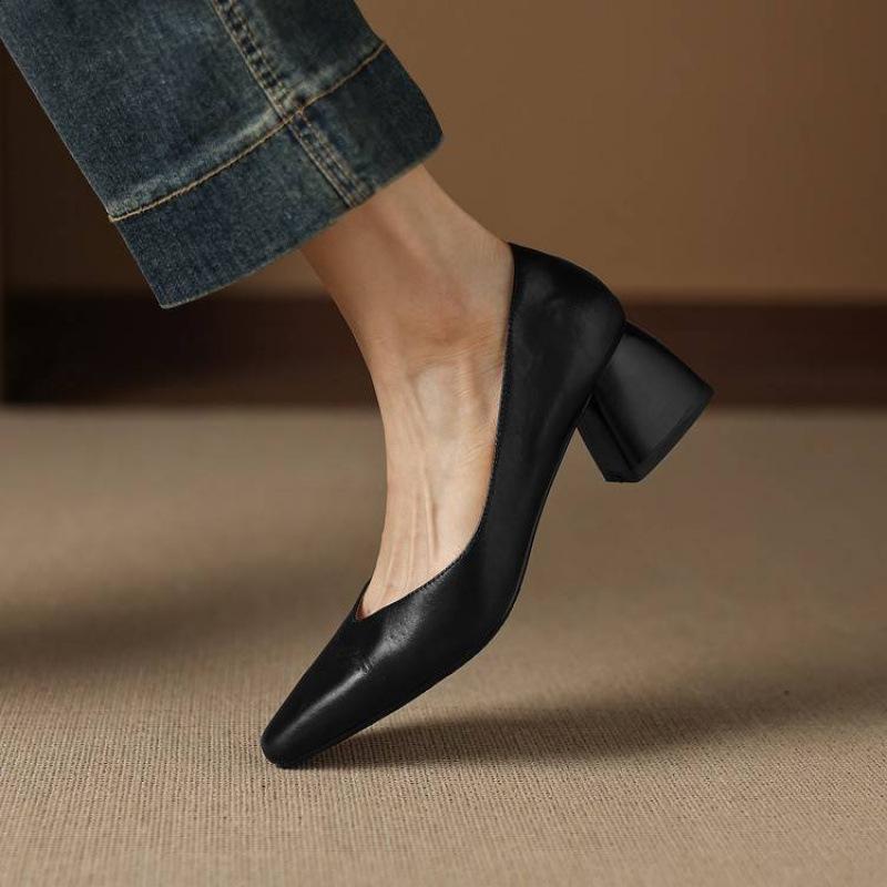 

New women s thick heel large size women s shoes casual solid color leather square head single shoes one pedal four seasons wear cowhide single shoes 40 чёрный